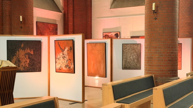 Die Künstlerin Natalie Jakobsen bei der Eröffnung der Ausstellung