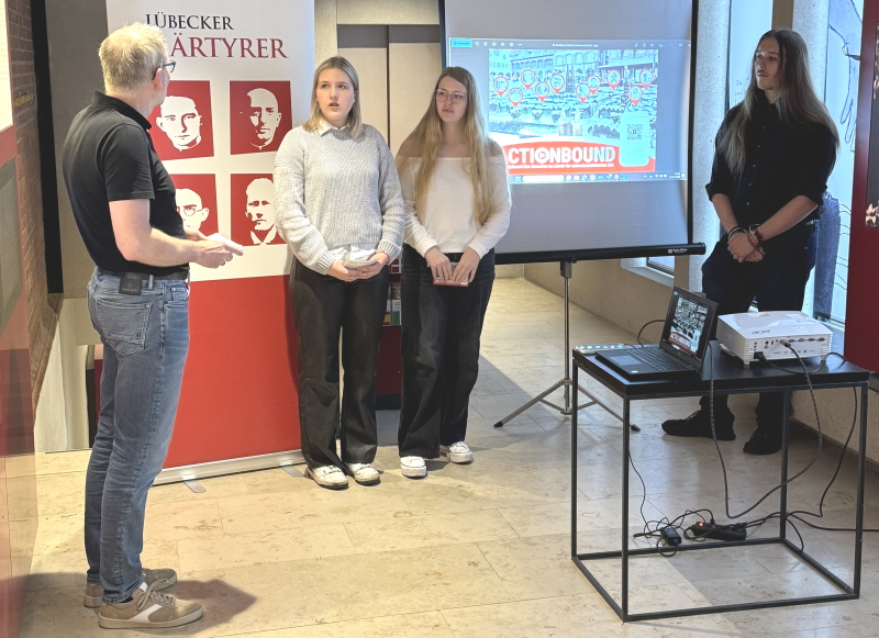 Schülerinnen und Schüler bei der Präsentation