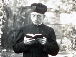 Eduard Müller beim Breviergebet um 1942